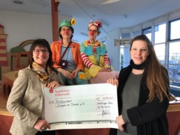 Clowns im Dienst bekommen Spende