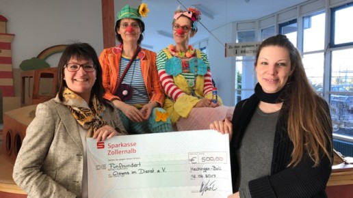 Clowns im Dienst bekommen Spende